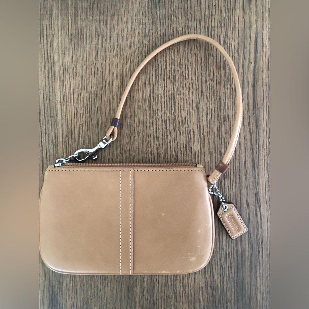 Coach | tan wristlet